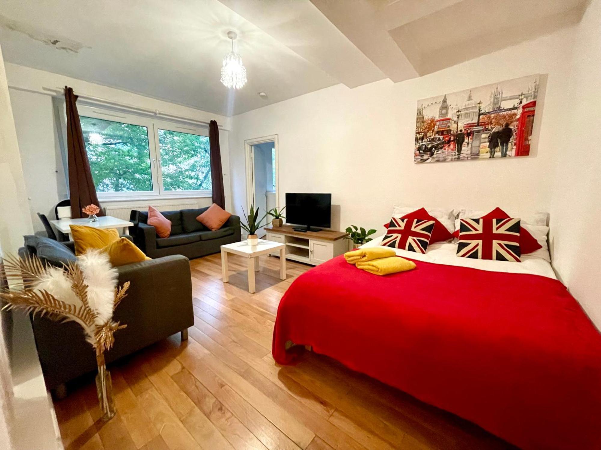 2 Bed Flat Near To Bridge *